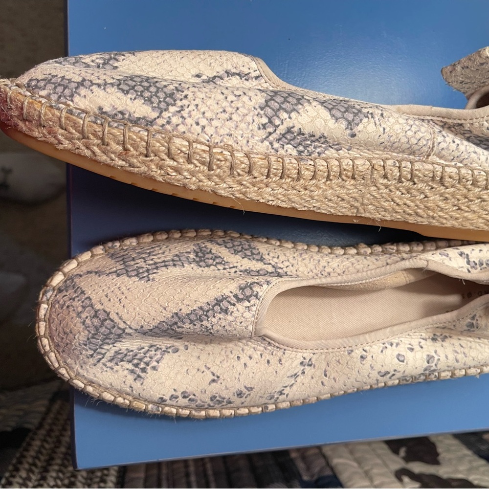 Alligator like shoe